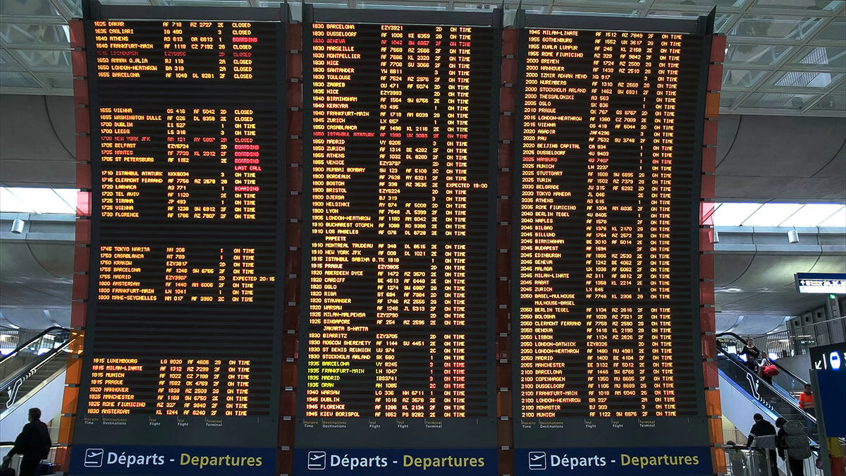 Panel informativo de llegadas y salidas de un aeropuerto- <a data-cke-saved-href="https://depositphotos.com/es/?/" href="https://depositphotos.com/es/?/">Depositphotos</a>