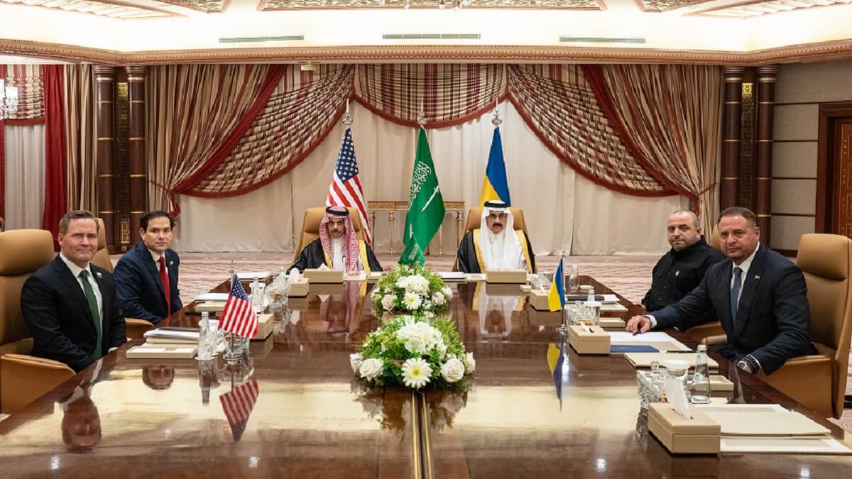 El Reino es el mediador de la paz en Ucrania. En imagen, el ministro de Exteriores saudí, Faisal bin Farhan, y el consejero de Seguridad Nacional, Mosaad bin Mohammad Al-Aiban, con las delegaciones de Estados Unidos y Ucrania - PHOTO/Official State Dept photo by Freddie Everett