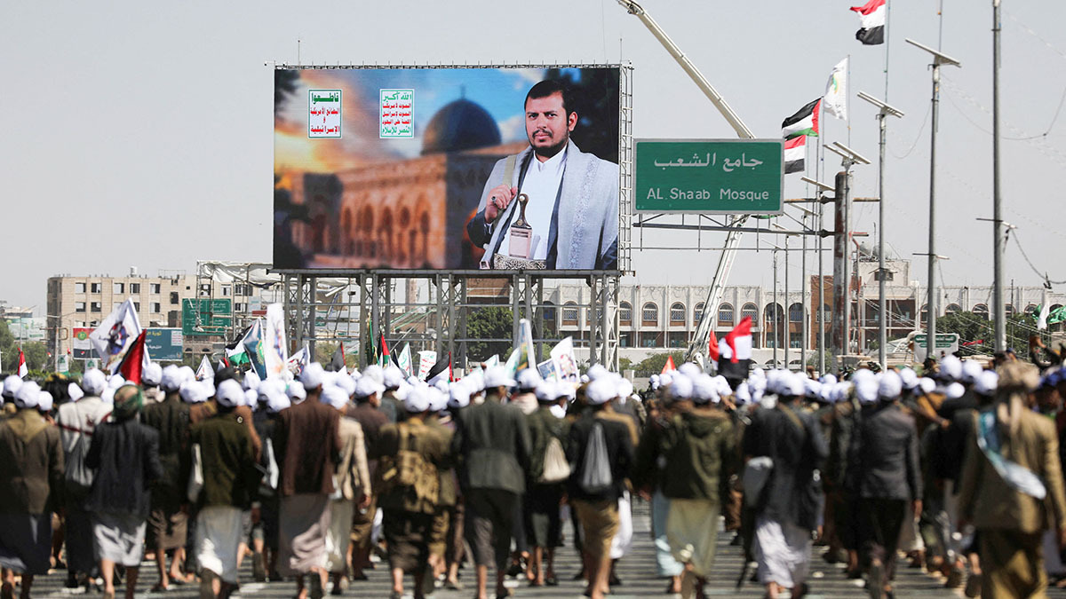 Una pantalla muestra un cartel del líder hutí, Abdul-Malik al-Houthi, durante una ceremonia que conmemora el décimo aniversario de la toma del poder por los hutíes en Saná, Yemen, el 21 de septiembre de 2024 - REUTERS/ KHALED ABDULLAH