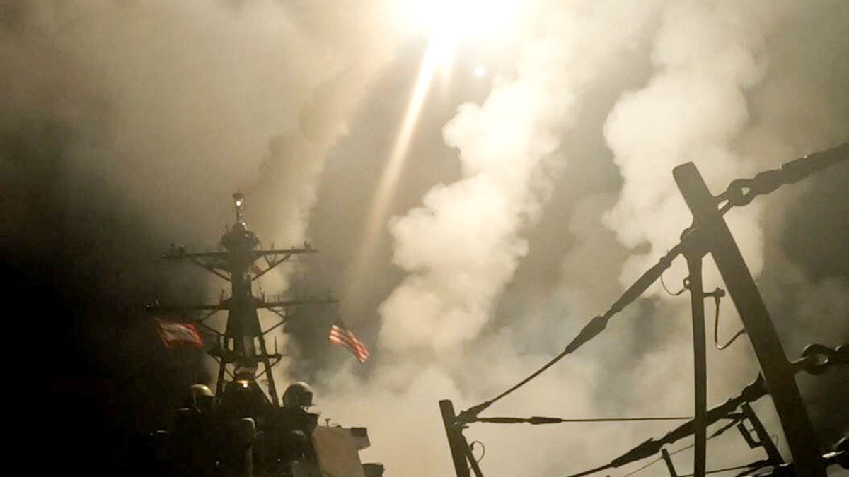 Un barco dispara misiles en un lugar no revelado, después de que el presidente de Estados Unidos, Donald Trump, lanzara ataques militares contra los hutíes de Yemen, alineados con Irán, el sábado por los ataques del grupo contra el transporte marítimo del Mar Rojo, en esta captura de pantalla obtenida de un video publicado el 15 de marzo de 2025 - PHOTO/ Comando Central de EE. UU. vía REUTERS