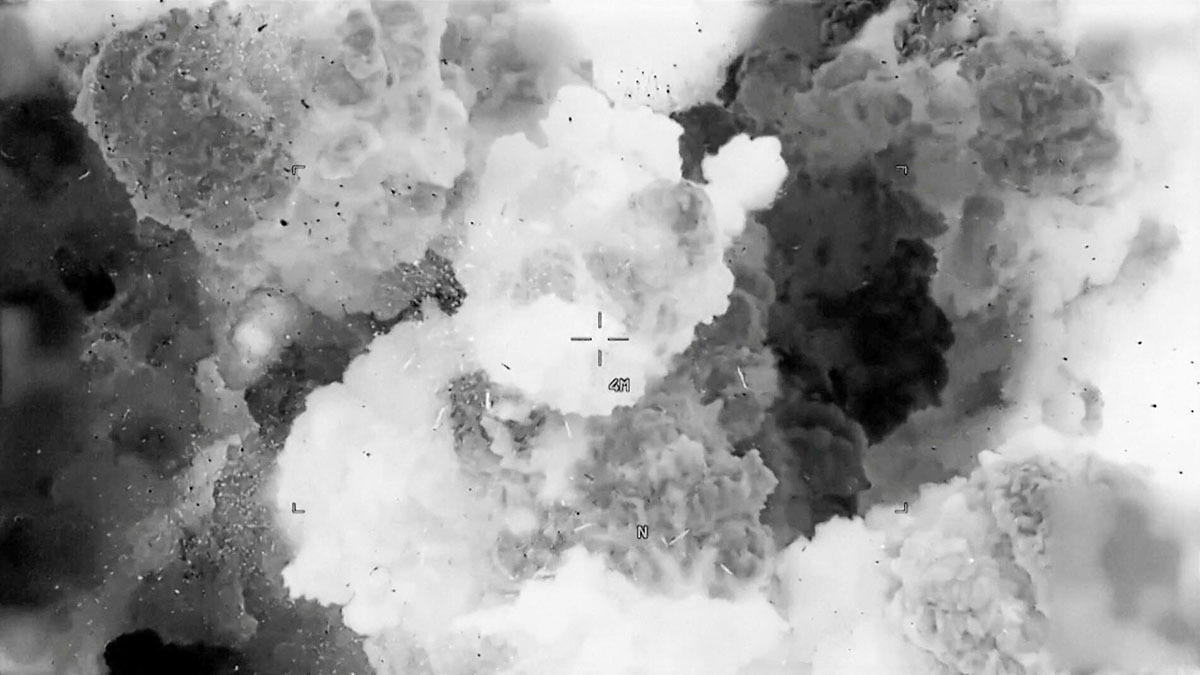 El humo se eleva de una explosión después de que un proyectil impactara un grupo de edificios en un lugar no revelado, después de que el presidente de Estados Unidos, Donald Trump, lanzara ataques militares contra los hutíes de Yemen, alineados con Irán, el sábado por los ataques del grupo contra el transporte marítimo del Mar Rojo, en esta captura de pantalla obtenida de un video publicado el 15 de marzo de 2025 - PHOTO/ Comando Central de EE. UU. vía REUTERS