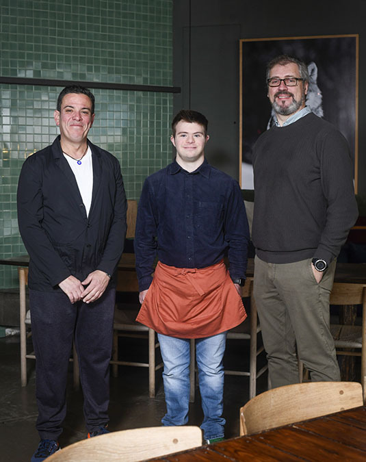 Marc Rueda junto con el coordinador del servicio de inclusión laboral en la Fundación Catalana Síndrome de Down, Marc Badia, y Willy BellaBiod, director del restaurante Gallito del Grupo Tragaluz - PHOTO/ Adrián Quiroga. Fundación ”la Caixa”