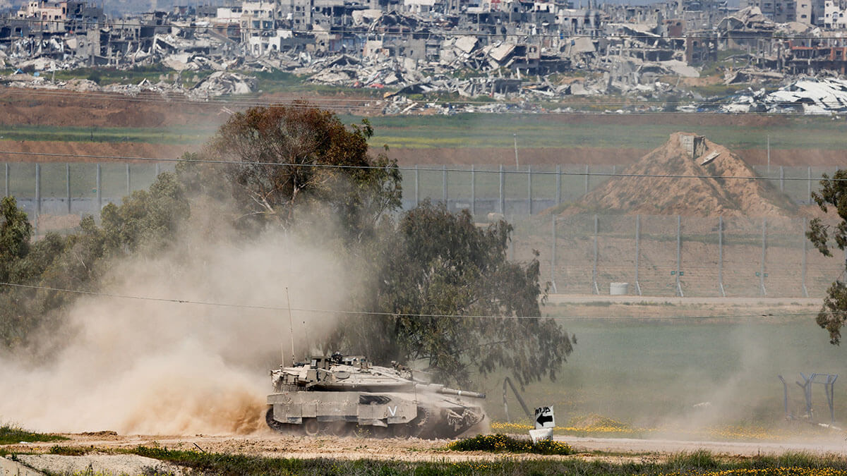 Un tanque israelí en el lado israelí de la frontera entre Israel y Gaza, el 18 de marzo de 2025 - REUTERS/ AMIR COHEN