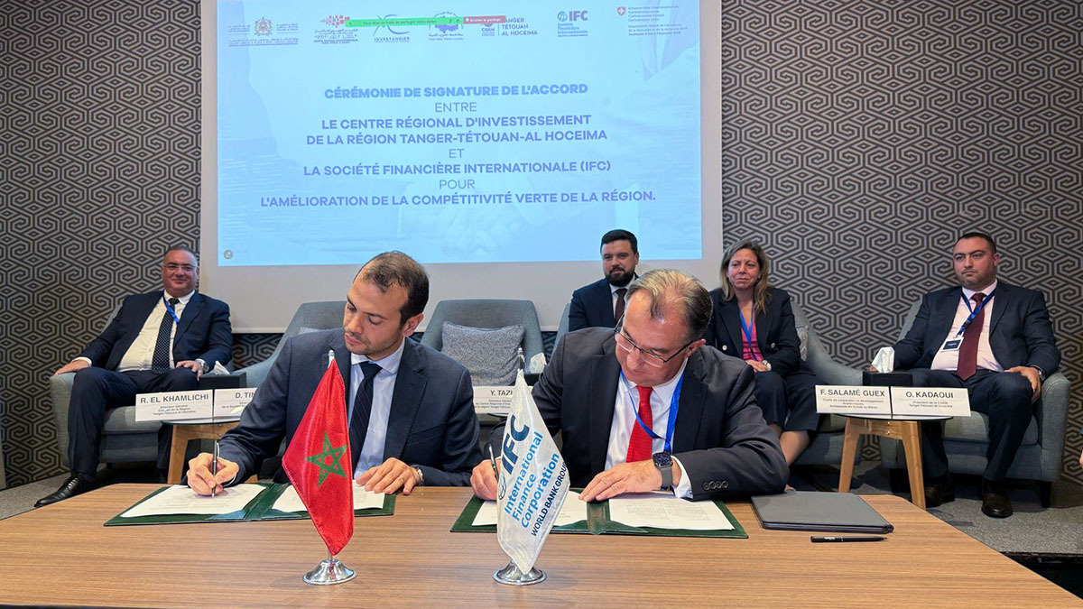 Yassine Tazi y David Tinel firman el acuerdo en representación del CRITTA y la CFI, el pasado 17 de marzo en Tánger - PHOTO/ARCHIVO