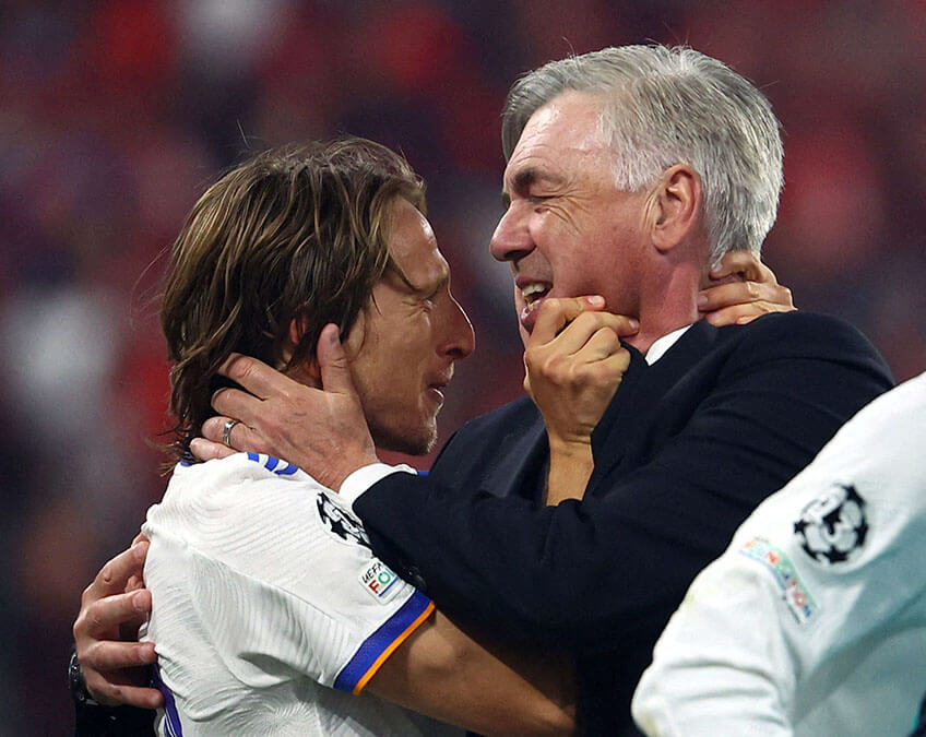 El entrenador del Real Madrid Carlo Ancelotti celebra con Luka Modric tras ganar la Liga de Campeones el 28 de mayo de 2022 - REUTERS/KAI PFAFFENBACH
