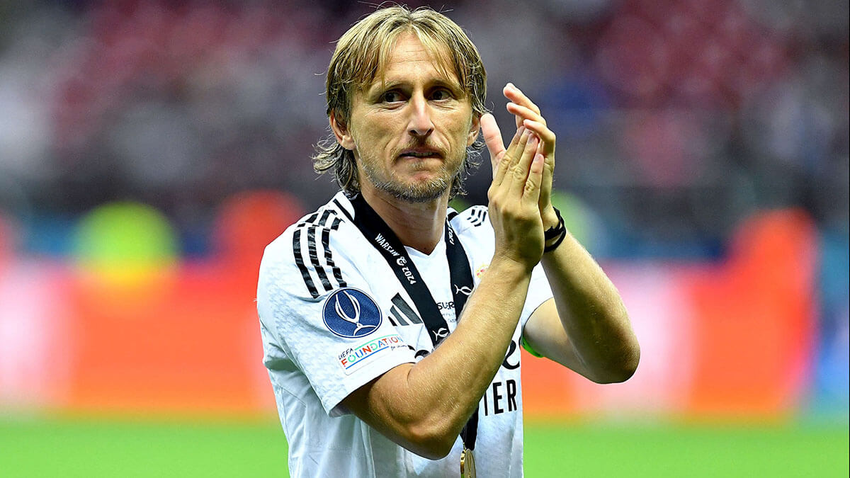 Luka Modric del Real Madrid celebra tras ganar la Supercopa, 14 de agosto de 2024 - REUTERS/JENNIFER LORENZINI