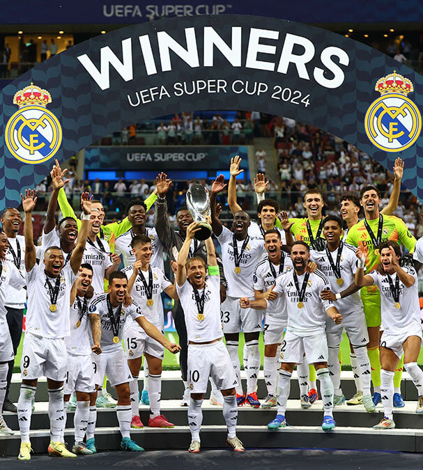 Luka Modric del Real Madrid levanta el trofeo mientras celebra con sus compañeros tras ganar la Supercopa de Europa, 14 de agosto de 2024 - REUTERS/KACPER PEMPEL