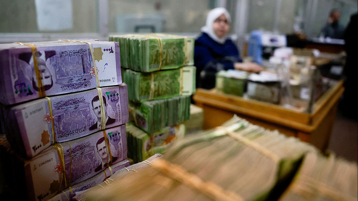 Fajos de billetes sirios se apilan en el banco central sirio, tras el derrocamiento de Bashar al-Assad, en Damasco - REUTERS/ AMMAR AWAD
