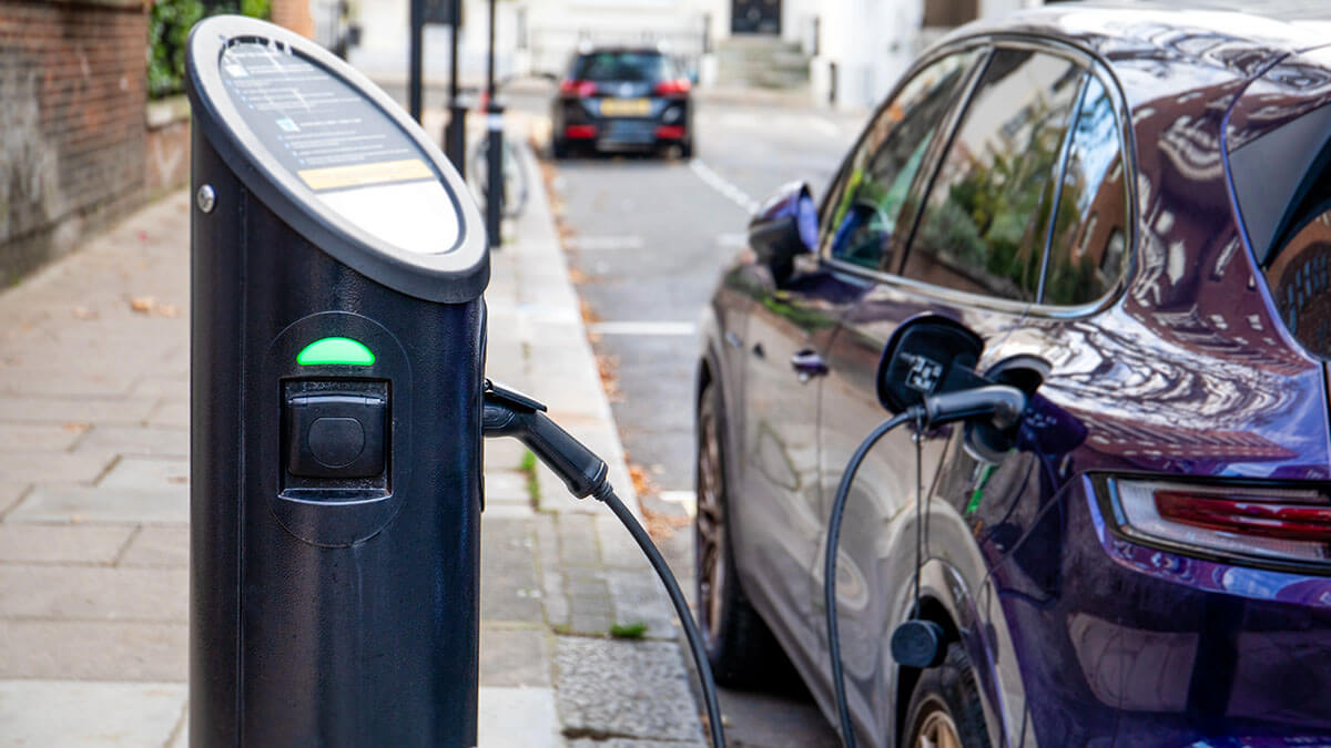 Puesto de carga de vehículos eléctricos - <a data-cke-saved-href="https://depositphotos.com/es/?/" href="https://depositphotos.com/es/?/">Depositphotos</a>