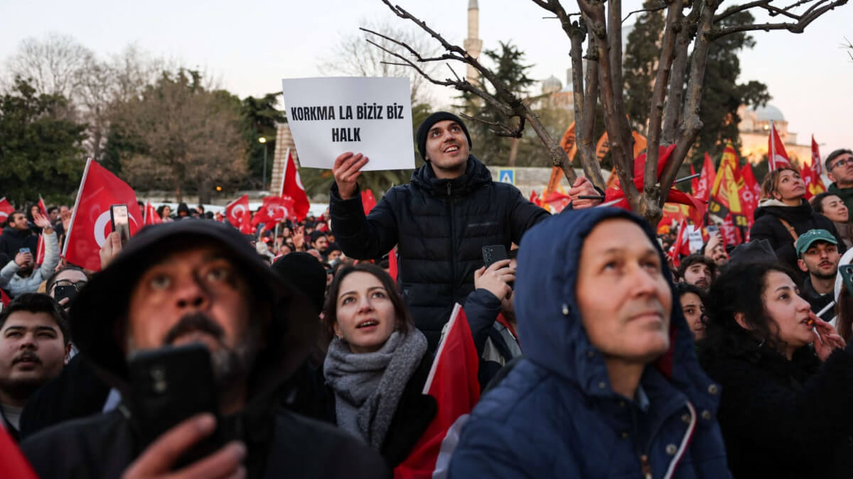 Protesta contra la detención de Ekrem Imamoglu en Estambul, Turquía - REUTERS/Dilara Senkaya
