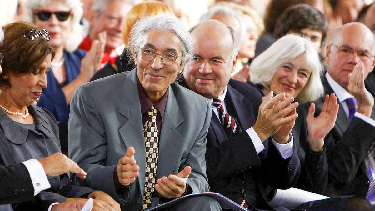 El escritor argelino Boualem Sansal (C) recibe aplausos del público tras ganar el Premio de la Paz de la asociación alemana de libreros Friedenspreis des Deutschen Buchhandels durante una ceremonia en Frankfurt el 16 de octubre de 2011 - REUTERS/ KAI PFAFFENBACH