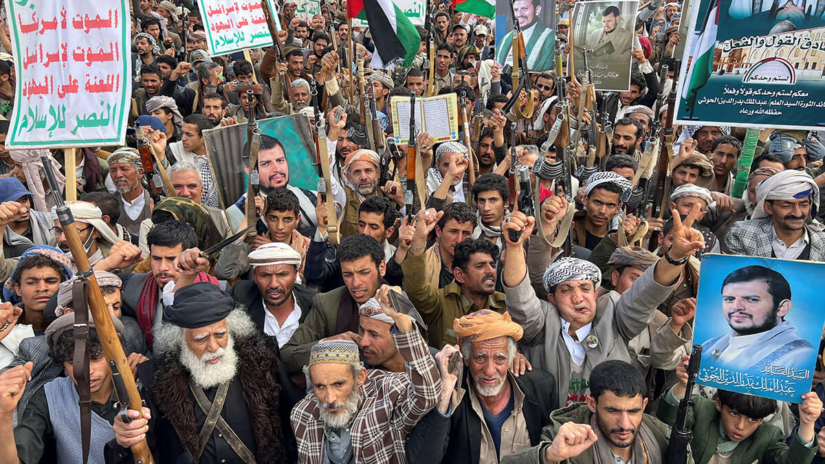 <p>Manifestantes participan en una manifestación en solidaridad con los palestinos en la Franja de Gaza, en Saná, Yemen, el 17 de marzo de 2025 - REUTERS/ ADEL AL KHADER</p>
