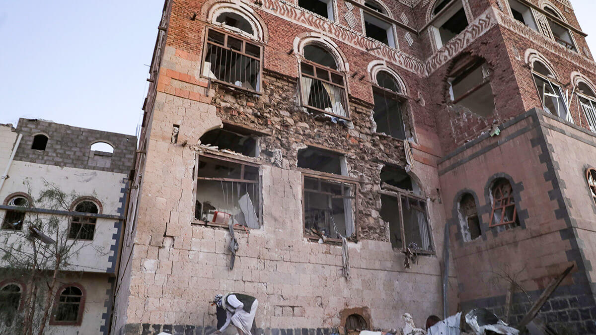 <p>Un hombre revisa los daños en una casa en el lugar de los ataques estadounidenses en Saná, Yemen, el 20 de marzo de 2025 - REUTERS/ KHALED ABDULLAH</p>