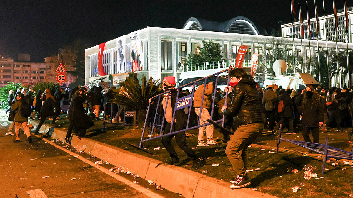 <p>Manifestantes levantan un bloqueo de carretera durante una protesta contra la detención del alcalde de Estambul, Ekrem Imamoglu, en Estambul, Turquía, el 20 de marzo de 2025 - REUTERS/UMIT BEKTAS </p>