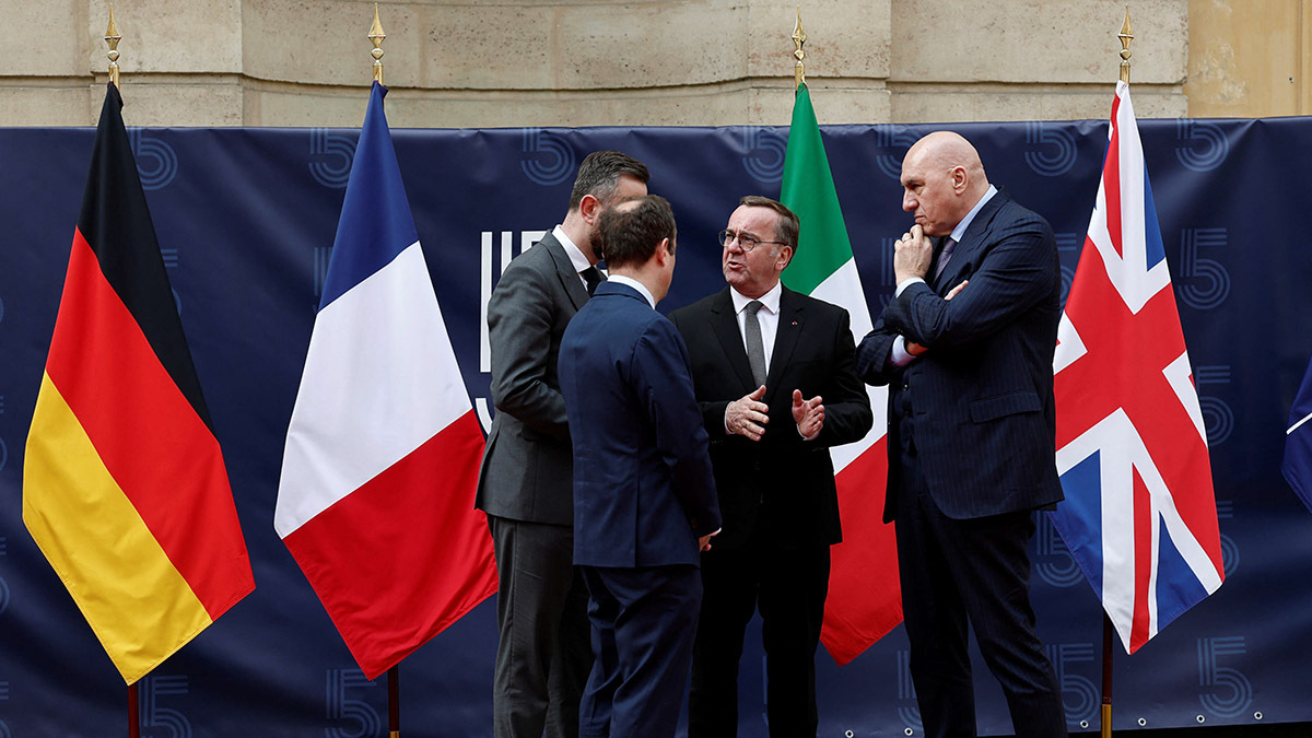 El ministro de Defensa francés, Sébastien Lecornu, conversa con el ministro de Defensa polaco, Wladyslaw Kosiniak-Kamysz; el ministro de Defensa alemán, Boris Pistorius; y el ministro de Defensa italiano, Guido Crosetto - REUTERS/ BENOIT TESSIER