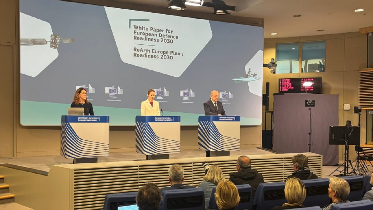 La Alta Representante para Asuntos Exteriores y Política de Seguridad, Kaja Kallas (centro), y el comisario de Defensa y Espacio, Andrius Kubilius, detallan el 19 de marzo lo más relevante del Libro Blanco y del plan ReArmar Europa - PHOTO/EU