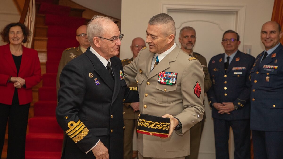 El jefe de Estado Mayor de la Defensa, almirante Teodoro López Calderón, hasta el día de hoy no ha tenido ocasión de despachar con el presidente Sánchez. En imagen, con su homólogo francés, general Thierry Burkhard - PHOTO/MoD France - CEMA