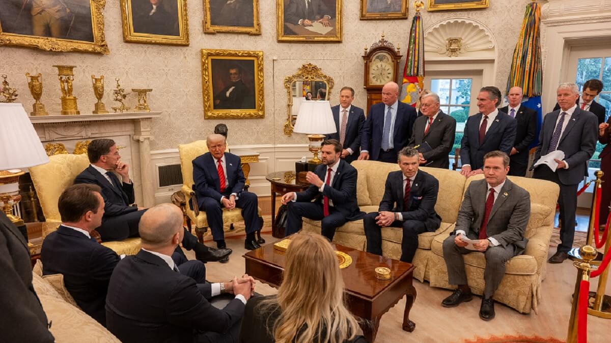 El secretario general de la OTAN, el holandés Mark Rutte, se entrevistó el 13 de marzo en el Despacho Oval con el presidente Trump, acompañado por su vicepresidente, el secretario de Defensa y el consejero de Seguridad Nacional - PHOTO/NATO