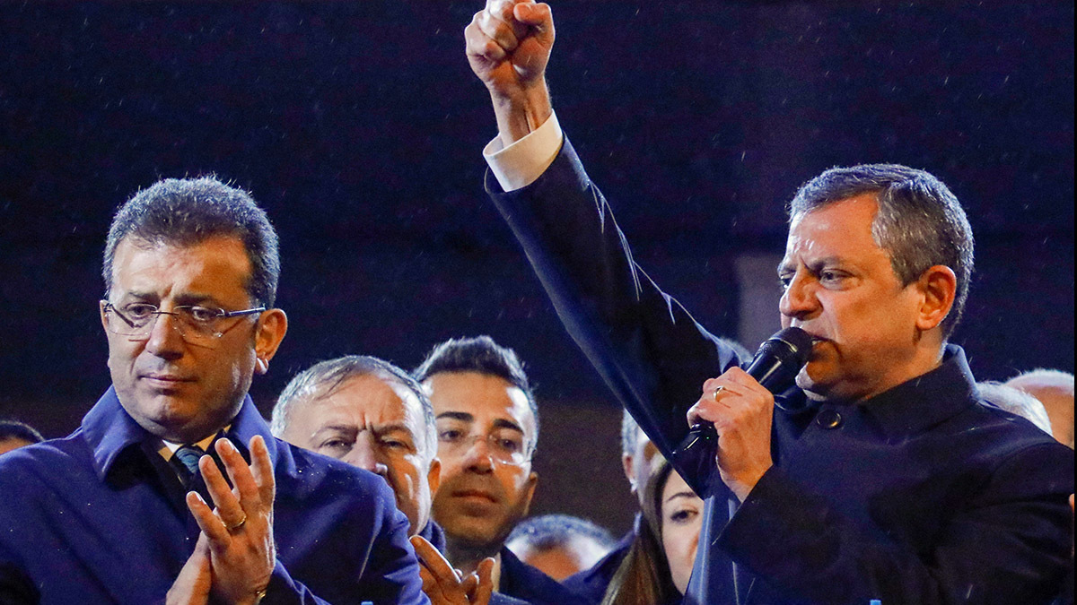Ozgur Ozel, líder del principal partido de oposición de Turquía, el Partido Republicano del Pueblo (CHP), acompañado por el alcalde de Estambul, Ekrem Imamoglu - REUTERS/ DILARA SENKAYA