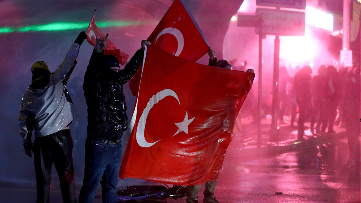 Manifestantes con banderas turcas participan en una protesta contra la detención del alcalde de Estambul, Ekrem Imamoglu - REUTERS/ CAGLA GURDOGANA