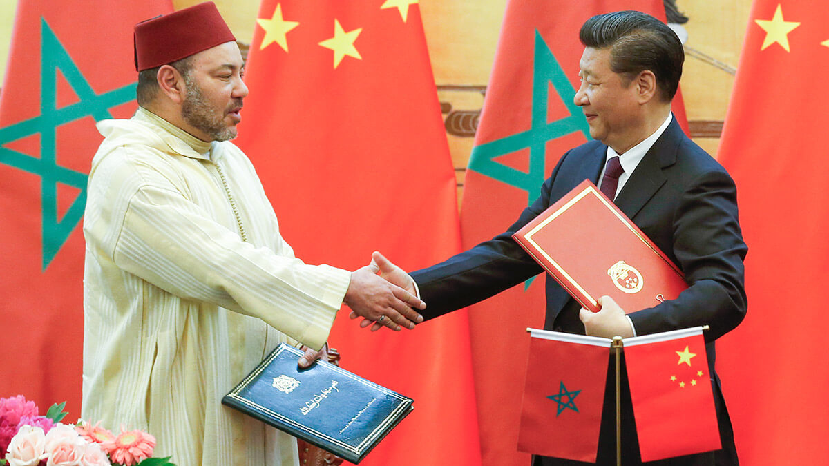El presidente de China, Xi Jinping (derecha), y el rey de Marruecos, Mohammed VI, se dan la mano después de firmar documentos durante una ceremonia de firma en el Gran Salón del Pueblo en Beijing, China, el miércoles 11 de mayo de 2016 - PHOTO/ AP