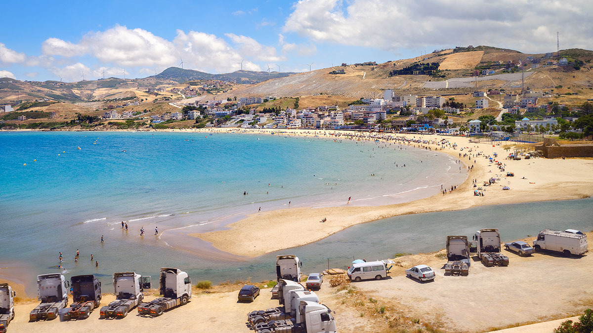 Playa cerca de Tánger, Marruecos - <a  data-cke-saved-href="https://depositphotos.com/es/?/" href="https://depositphotos.com/es/?/">Depositphotos</a>