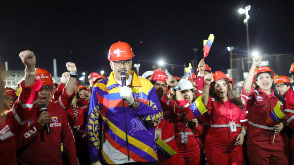 <p>El presidente de Venezuela, Nicolás Maduro visita, junto a Rafael Tellechea Ruiz, ministro de Industria y Producción Nacional, la Planta Deshidratadora PLD3 de Petroboscán, en el municipio de la Cañada de Urdaneta, el 28 de junio de 2024 - PHOTO/ @PDVSA</p>