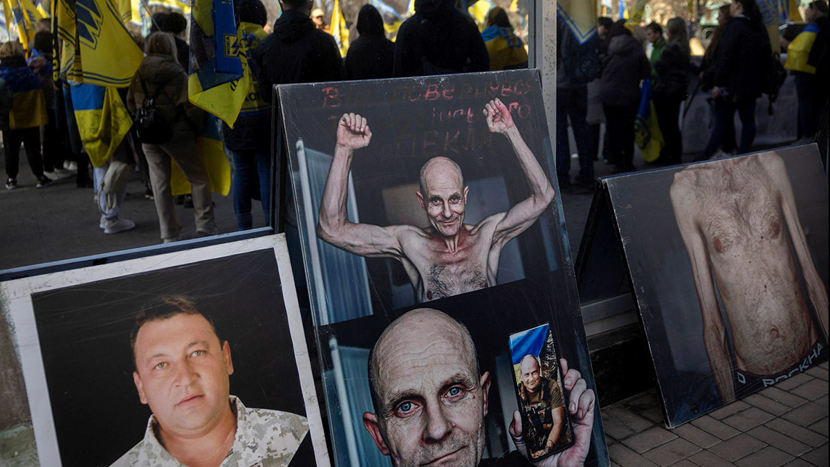 <p>Personas sostienen banderas cerca de imágenes de un prisionero de guerra ucraniano, durante una protesta para pedir la liberación de los prisioneros de guerra ucranianos de la Brigada Azov retenidos por Rusia, en Kiev, Ucrania, el 11 de marzo de 2025 - REUTERS/ THOMAS PETER </p>

