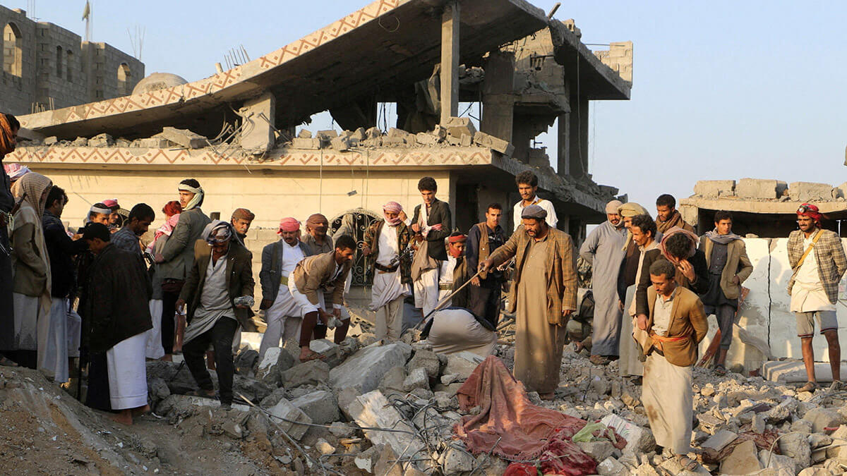 La gente se reúne sobre los escombros de una casa alcanzada por un ataque estadounidense en Saada, Yemen, el 16 de marzo de 2025 - REUTERS/ NAIF RAHMA