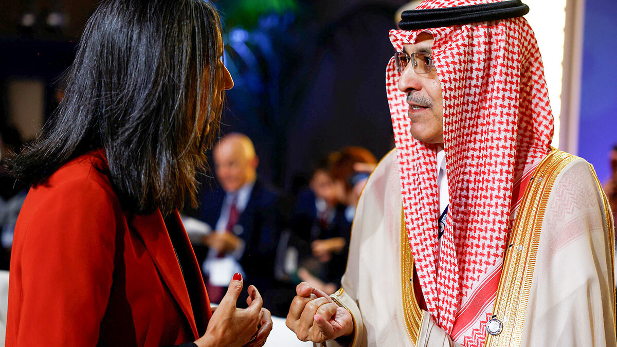 La ministra de Finanzas de Marruecos, Nadia Fettah, conversa con el ministro de Finanzas de Arabia Saudita, Mohammed Aljadaan, antes del inicio de la sesión plenaria del Comité de Desarrollo en el cuarto día de la reunión anual del FMI y el Banco Mundial, en Marrakech, Marruecos, el 12 de octubre de 2023 - REUTERS/ SUSANA VERA