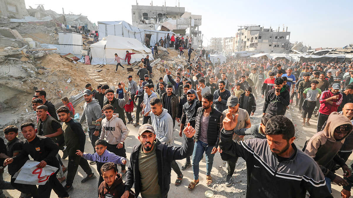 <p>Palestinos protestan para exigir el fin de la guerra, coreando consignas contra Hamás, en Beit Lahiya, en el norte de la Franja de Gaza, el 26 de marzo de 2025 - PHOTO/REUTERS</p>