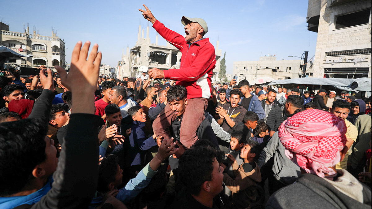 <p>Palestinos coreando consignas contra Hamás, en Beit Lahiya, en el norte de la Franja de Gaza, el 26 de marzo de 2025 - PHOTO/REUTERS</p>