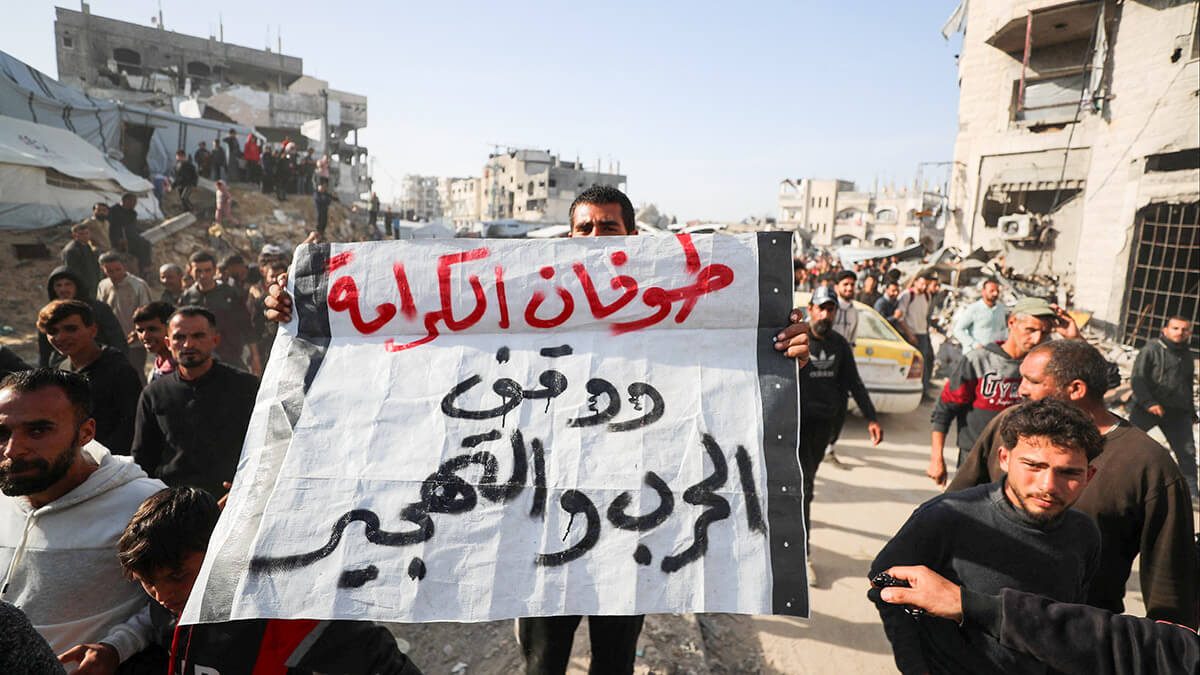 <p>Palestinos protestan para exigir el fin de la guerra, coreando consignas contra Hamás, en Beit Lahiya, en el norte de la Franja de Gaza, el 26 de marzo de 2025 - PHOTO/ REUTERS</p>