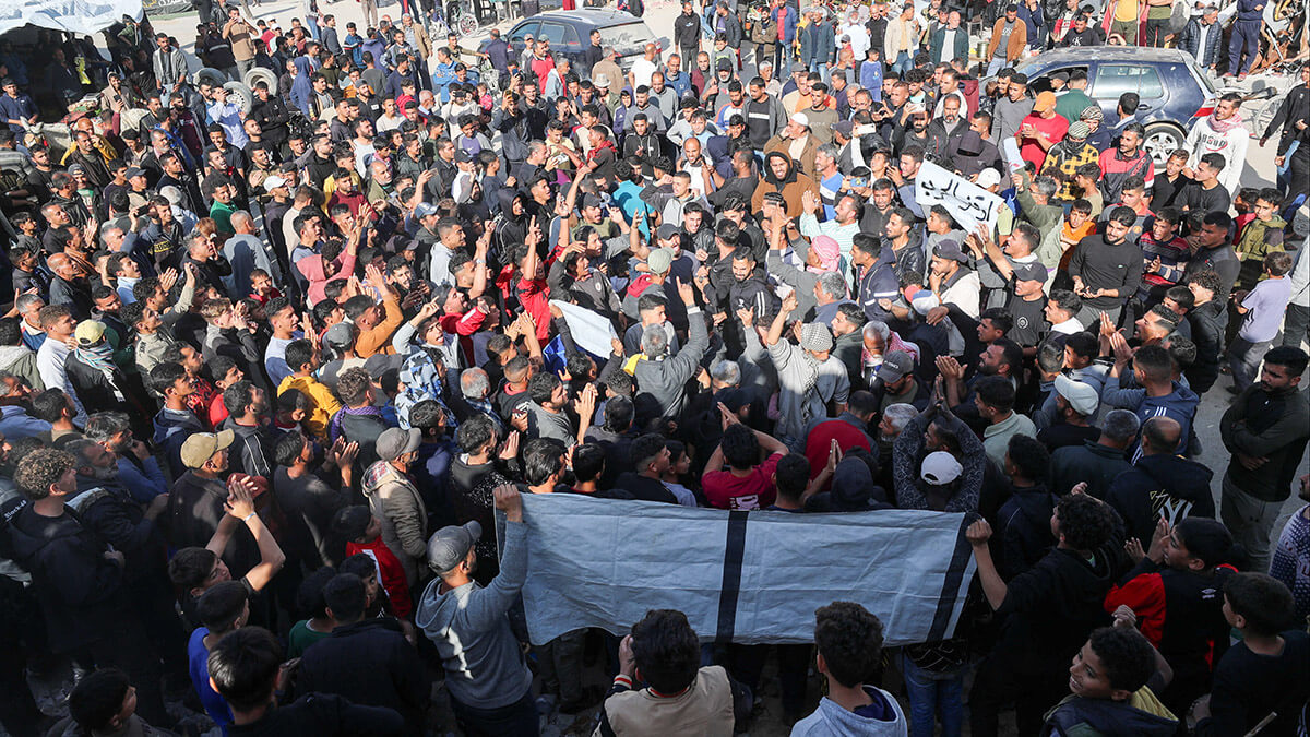 <p>Palestinos protestan para exigir el fin de la guerra, coreando consignas contra Hamás, en Beit Lahiya, en el norte de la Franja de Gaza, el 26 de marzo de 2025 - PHOTO/ REUTERS</p>