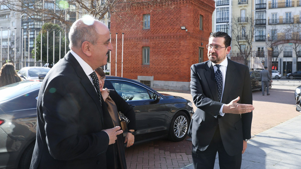 Miguel José Moro Aguilar, director de la Casa Árabe de Madrid, recibiendo a Mohamed Ali Nafti, ministro de Asuntos Exteriores de Túnez - PHOTO/ JULIA ROBLES