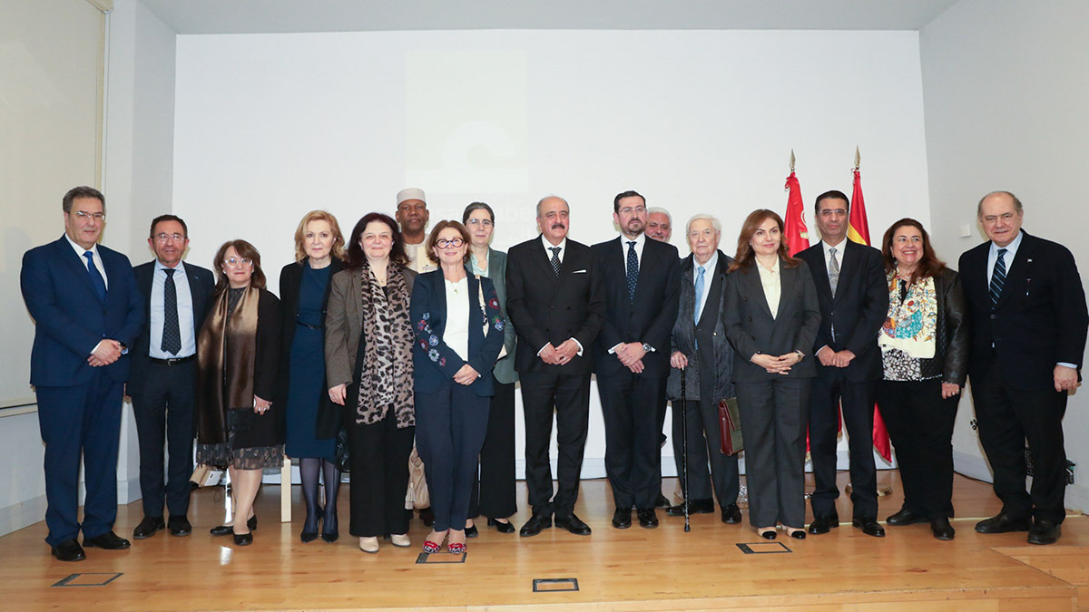 <p>Foto de familia del ministro de Asuntos Exteriores de Túnez, Mohamed Ali Nafti, y Miguel José Moro Aguilar, director de la Casa Árabe, con los presentes durante el evento en la Casa Árabe de Madrid, España - PHOTO/JULIA ROBLES</p>