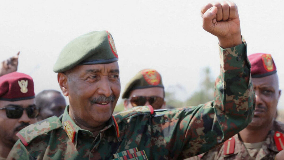 El jefe del Ejército sudanés, Abdel Fattah Al-Burhan, hace un gesto a los soldados dentro del palacio presidencial después de que el Ejército sudanés anunciara que había tomado el control del edificio, en la capital, Jartum, Sudán, el 26 de marzo de 2025 - PHOTO/Consejo de Soberanía Transitoria de Sudán vía REUTERS