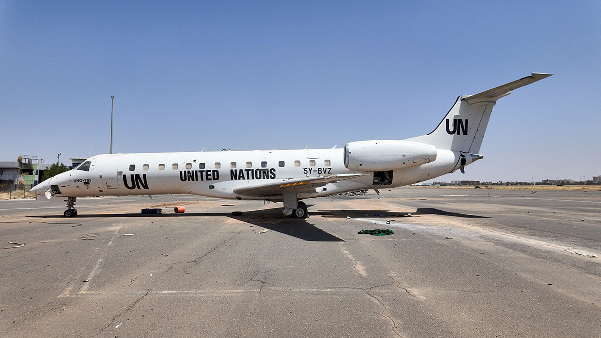 Vista general de los restos del avión de la ONU destruido en la pista del aeropuerto de Jartum, después de que el Ejército sudanés profundizara su control sobre la capital, Jartum, ante las Fuerzas de Apoyo Rápido, en Jartum, Sudán, el 27 de marzo de 2025 - REUTERS/EL TAYEB SIDDIG