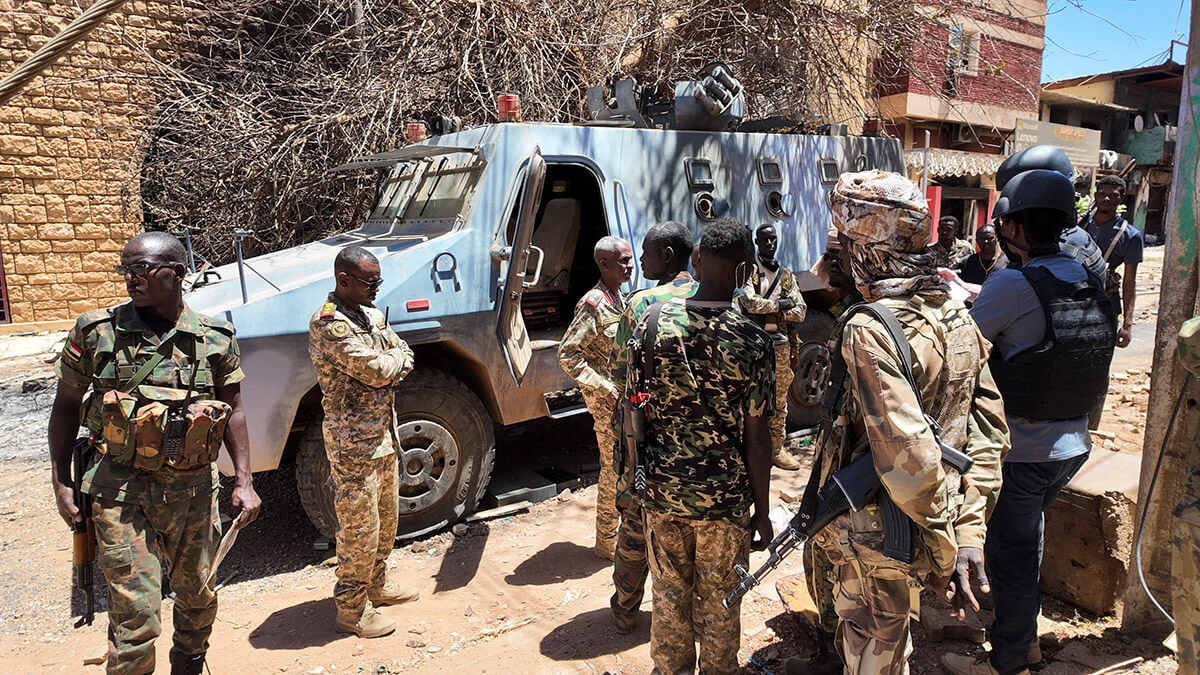 Miembros del Ejército sudanés se reúnen junto a vehículos militares destruidos después de una batalla con las Fuerzas de Apoyo Rápido en la capital, Jartum, Sudán, el 25 de marzo de 2025 - PHOTO/REUTERS 