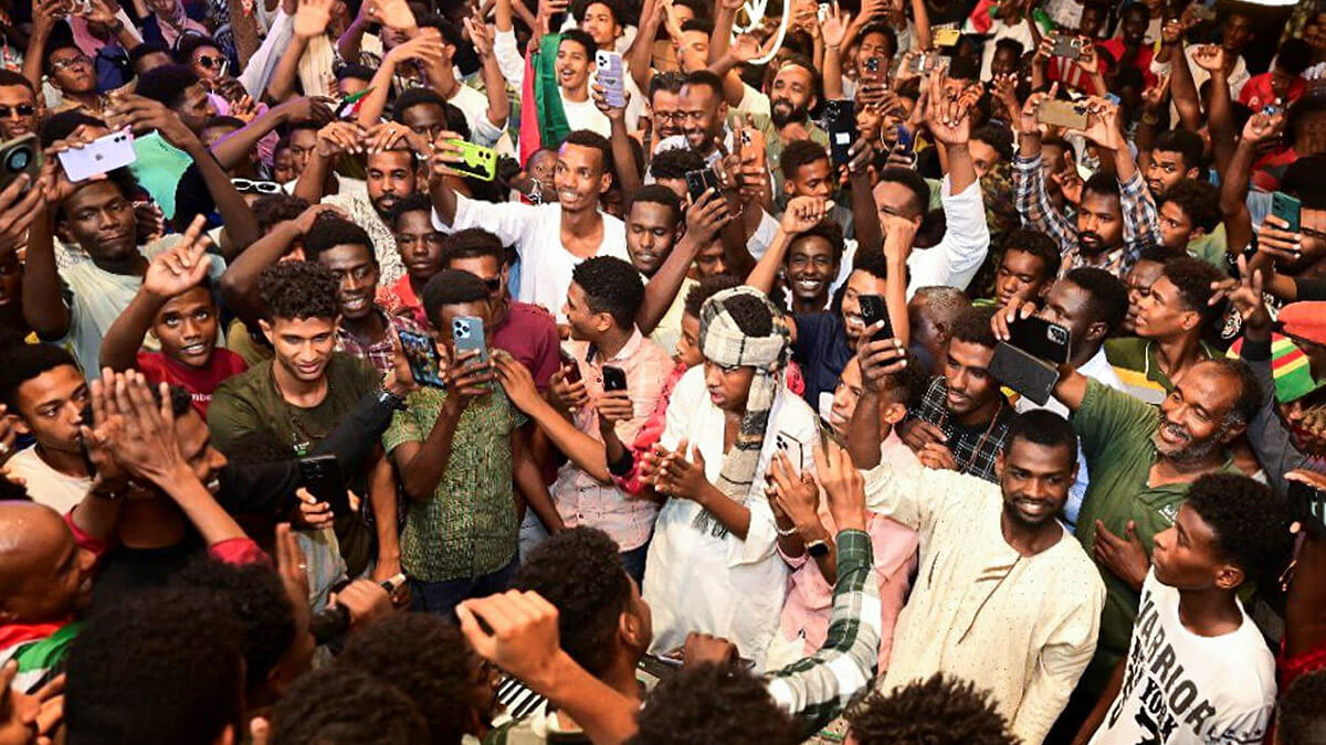Ciudadanos sudaneses celebran en una calle después de que el Ejército sudanés profundizara su control sobre la capital, Jartum, ante las Fuerzas de Apoyo Rápido, en Puerto Sudán, Sudán, el 27 de marzo de 2025 - REUTERS/IBRAHIM MOHAMMED ISHAK