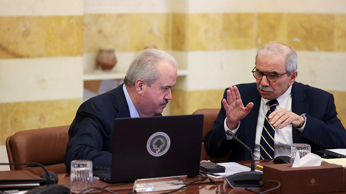 El primer ministro libanés, Nawaf Salam, conversa con el ministro de Finanzas, Yassine Jaber, durante una sesión de gabinete en el palacio presidencial en Baabda, Líbano, el 27 de marzo de 2025 - REUTERS/ MOHAMED AZAKIR