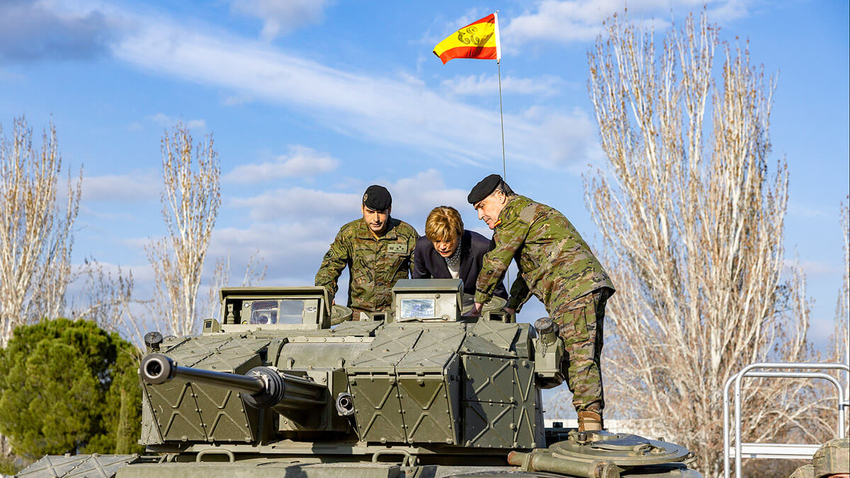 La ministra de Asuntos Exteriores de Letonia, Baiba Braze, durante su reciente visita a Madrid, recibe explicaciones del vehículo de combate español Pizarro por parte del general Antonio Bernal, jefe de la Brigada Guadarrama XII - PHOTO/MDE-Rubén Somonte