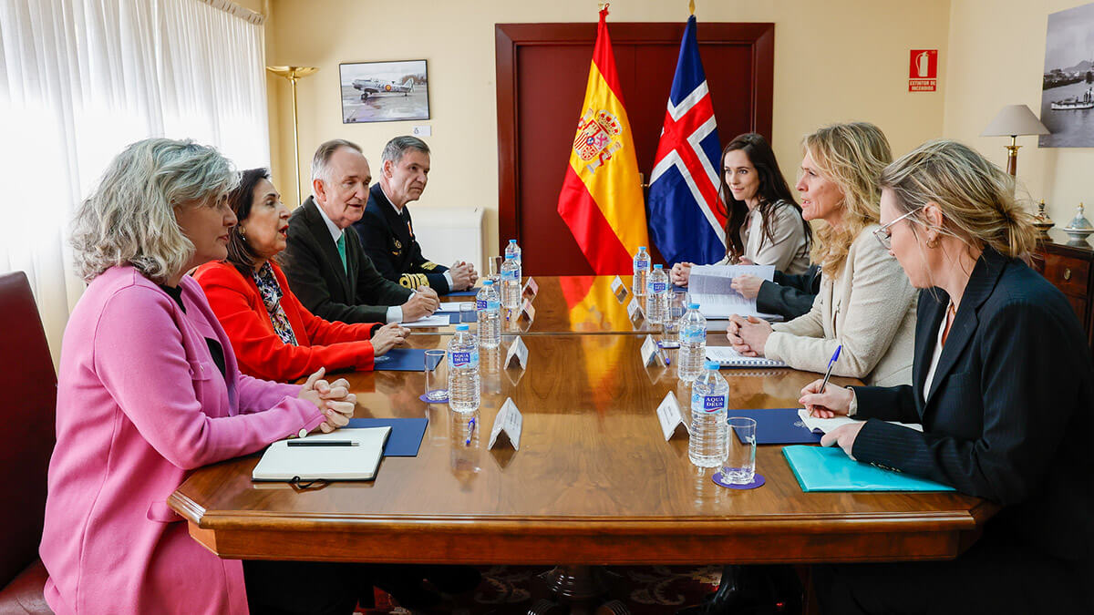 Moncloa quiere incluir proyectos de formación en su paquete de medidas para alcanzar el 2 por ciento del PIB. En imagen, la ministra Robles con la titular de Exteriores y Defensa de Islandia, Thorgerour Katrín Gunnarsdotti, mientras Sánchez mantenía su primera reunión en Moncloa - PHOTO/MDE-Rubén Somonte