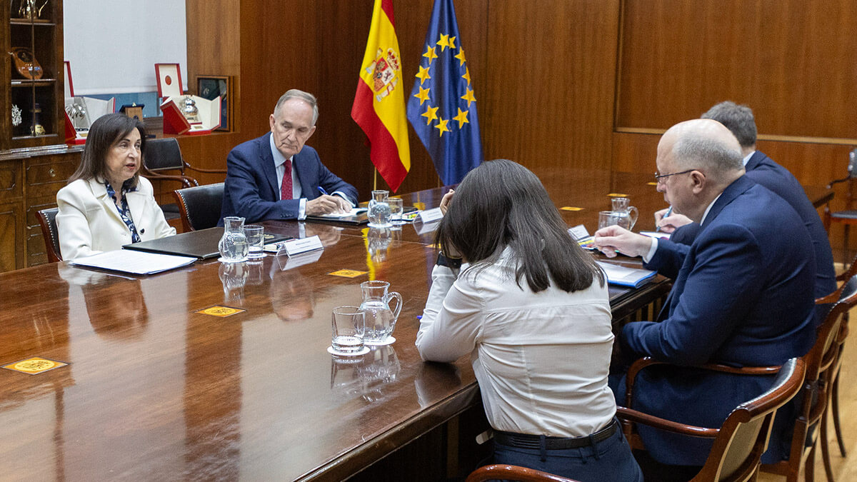El comisario europeo de Defensa y Espacio, Andrius Kubilius, se ha reunido hoy lunes, 31 de marzo, con la ministra Robles en la sede central del ministerio en Madrid, para recibir un anticipo de los planes de rearme de España - PHOTO/MDE-Marco Romero