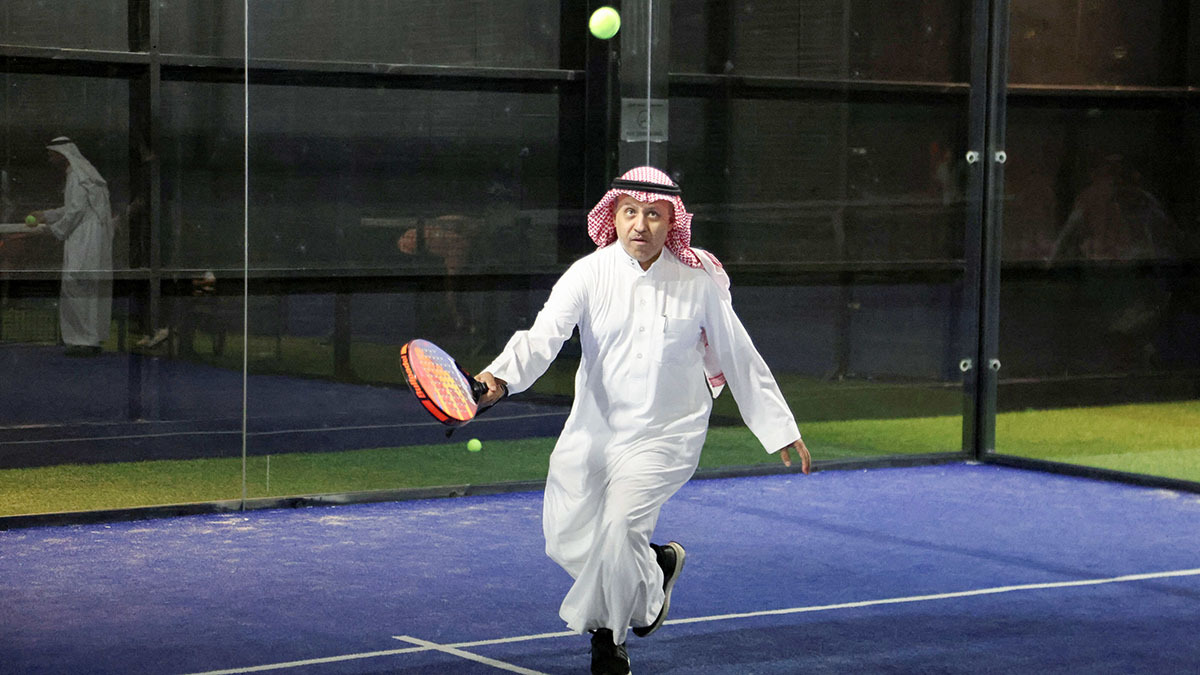 <p>Un hombre juega al pádel en la nueva cancha Padel Rush, en Riad, Arabia Saudí - REUTERS/ AHEMD YOSRI</p>

