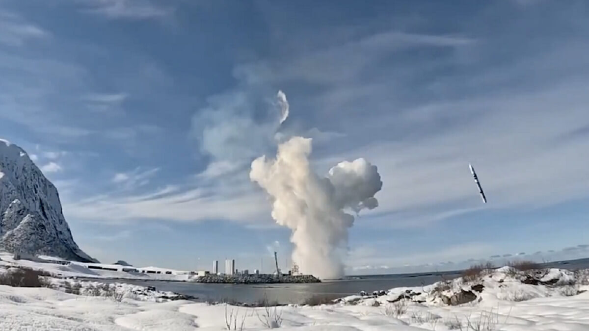 Siguiendo una trayectoria balística, el cohete Spectrum se precipita sobre el mar, a la derecha, hasta estrellarse contra las frías aguas de las cercanías de la zona de despegue, que se observa a la izquierda - PHOTO/Isar Aerospace