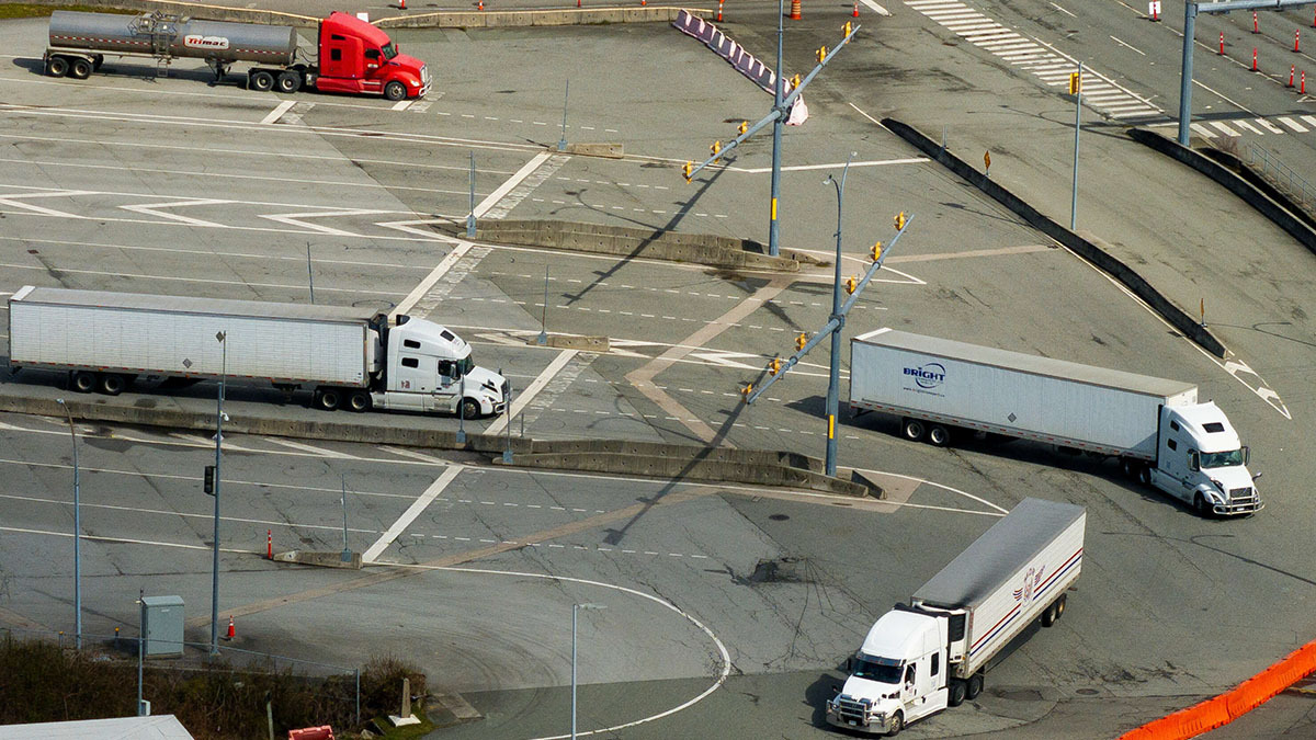 Una vista de dron muestra camiones de transporte que ingresan a Estados Unidos desde Canadá, el día en que el presidente estadounidense Donald Trump anunciará nuevos aranceles, en un cruce fronterizo entre Canadá y Estados Unidos en Blaine, Washington, EE. UU., el 2 de abril de 2025 - REUTERS/ DAVID RYDER