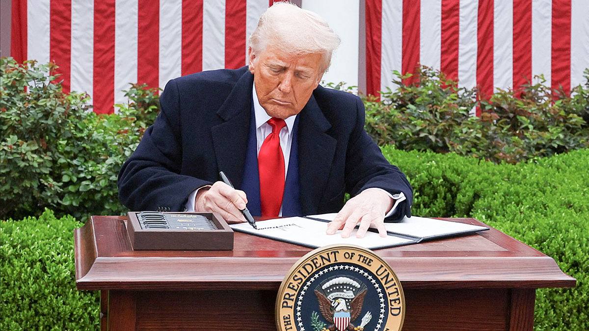 El presidente estadounidense Donald Trump firma una orden ejecutiva sobre aranceles, en el jardín de rosas de la Casa Blanca en Washington, DC, EE. UU., el 2 de abril de 2025 - REUTERS/ LEAH MILLIS