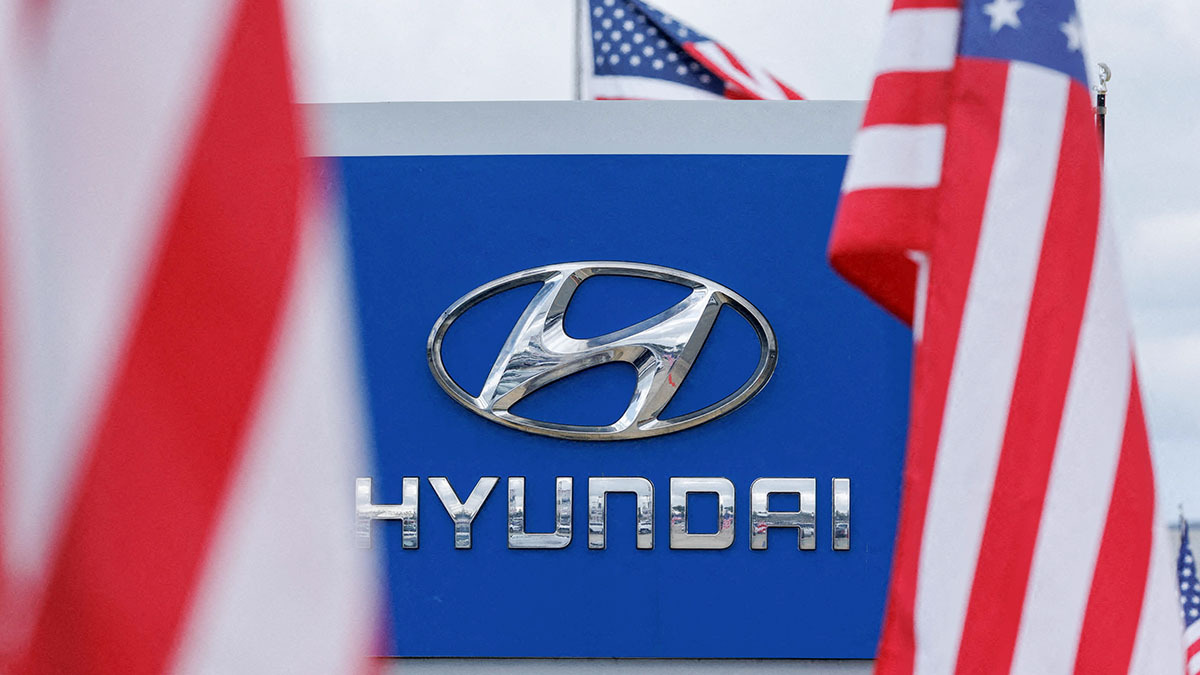 Banderas estadounidenses ondean afuera de un concesionario de automóviles Hyundai en Irvine, California, EE. UU., 27 de marzo de 2025 - REUTERS/ MIKE BAKE