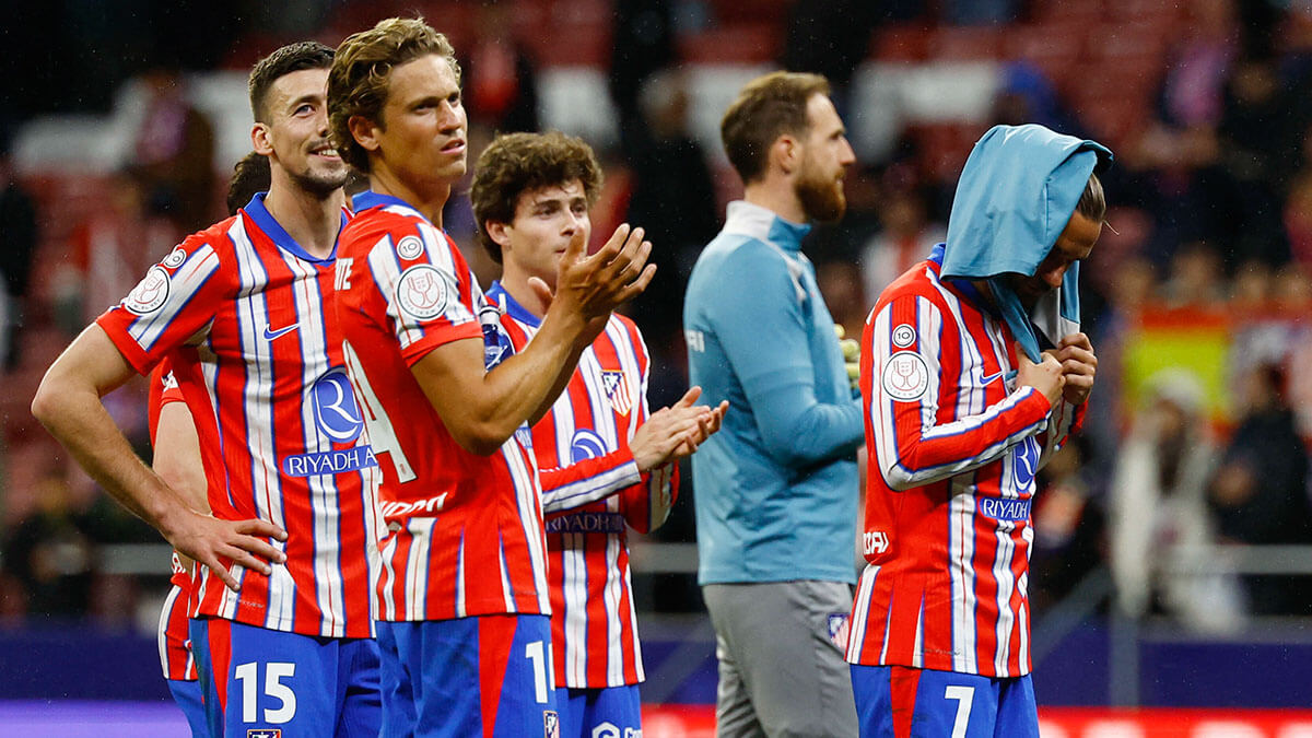 <p>Antoine Griezmann, Marcos Llorente y Clement Lenglet del Atlético de Madrid abatidos tras el partido - REUTERS/SUSANA VERA </p>